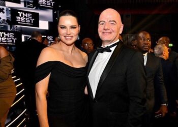 Embajadora femenina de la FIFA genera polémica Infantino