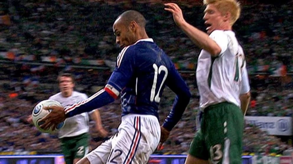 Mano de Henry en Francia vs Irlanda Mano de Henry en Francia vs Irlanda