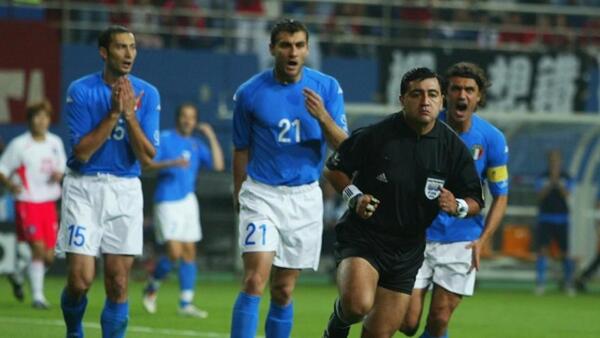El árbitro más corrupto de la historia le robó a Italia en el mundial Corea-Japón El árbitro más corrupto de la historia le robó a Italia en el mundial Corea-Japón